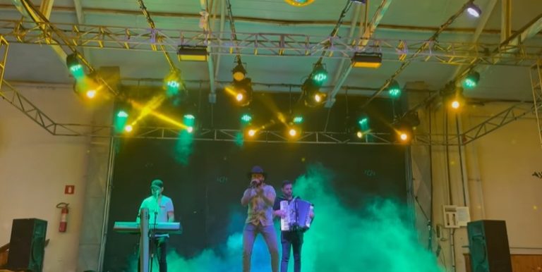 SÁBADO É  COM DA BANDA SAKODE NO FOGÃO DE LENHA SHOW