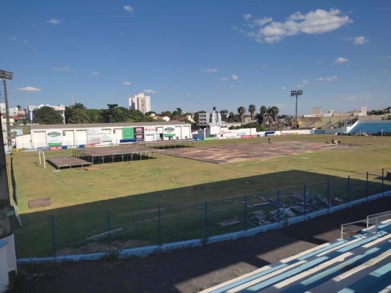 MONTAGEM DA ESTRUTURA PARA A FESTA DA GRAVATA COM ISRAEL E RODOLFFO, EM CATALÃO, COMEÇOU 17 DIAS ANTES DO EVENTO