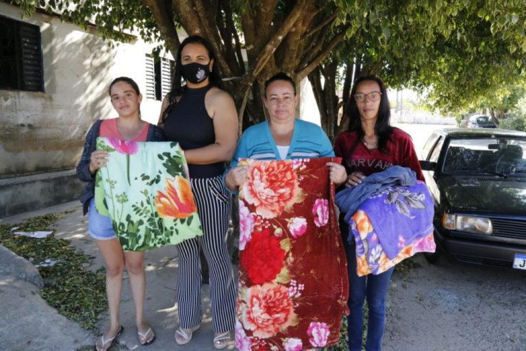 PRIMEIRA DAMA DE GOIANDIRA FAZ DOAÇÕES DE COBERTORES E AGASALHOS