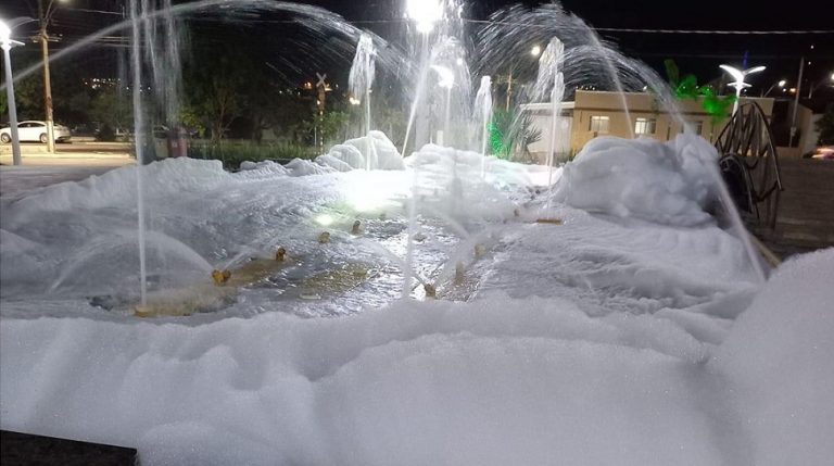 VÂNDALO DA LIMPEZA ATACA NOVAMENTE E ENCHE DE DETERGENTE A FONTE E RIACHO DA PRAÇA DUQUE DE CAXIAS, EM CATALÃO