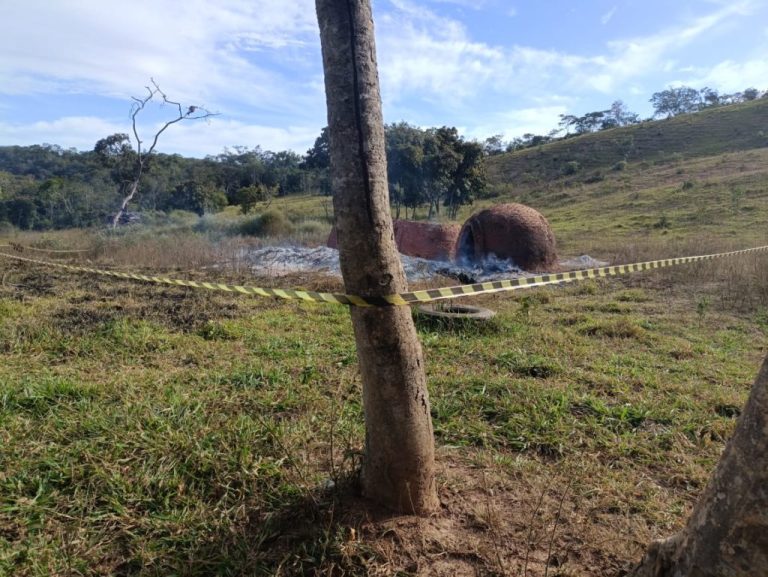 MULHER DE 40 ANOS MORRE CARBONIZADA APÓS CAIR DENTRO DE FORNO DE CARVOEIRA, EM ORIZONA