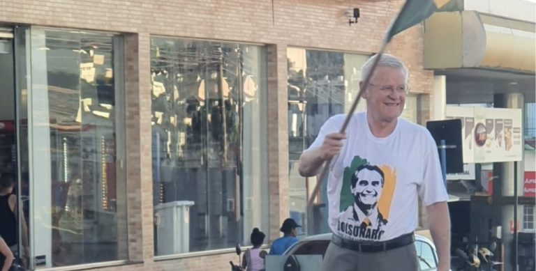 FOTO DE COMERCIANTE COM CAMISETA DO BOLSONARO E BANDEIRA DO BRASIL, NO CENTRO DE CATALÃO, FOI O ASSUNTO DAS REDES SOCIAIS NESTA SEMANA