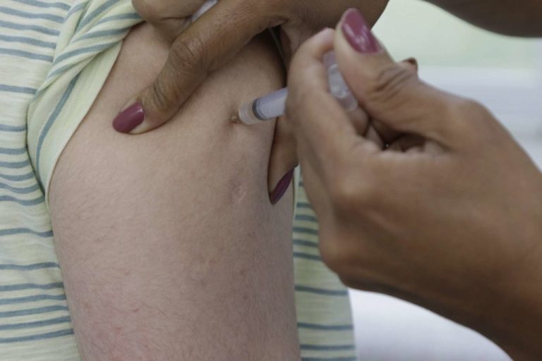 IDOSOS COM 50 ANOS OU MAIS RECEBEM A 4ª DOSE DA VACINA CONTRA COVID-19 NESTA TERÇA-FEIRA (14); CRIANÇAS E ADOLESCENTES SEGUEM SENDO VACINADAS