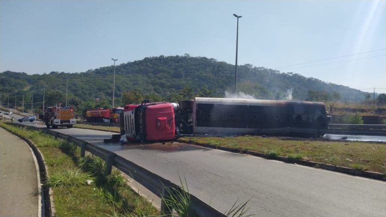 CAMINHÃO TANQUE CARREGADO COM 10 MIL LITROS DE ETANOL PEGOU FOGO, EM SENADOR CANEDO