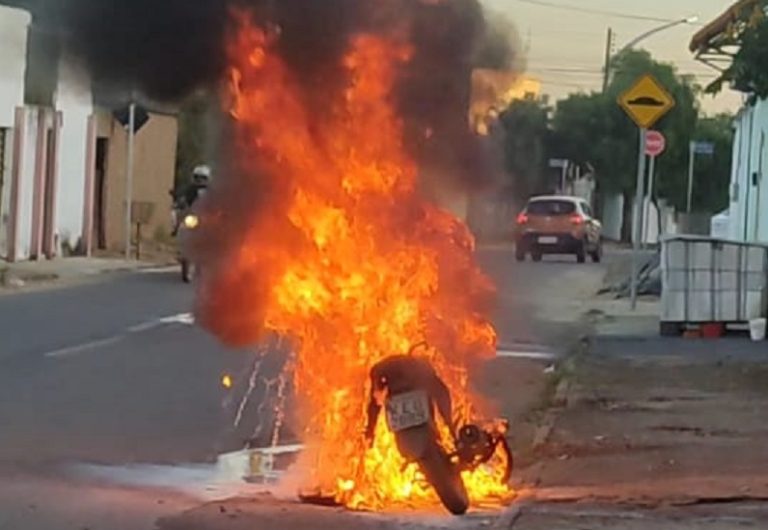 MOTO PEGA FOGO E  FICA COMPLETAMENTE DESTRUÍDA, EM CATALÃO