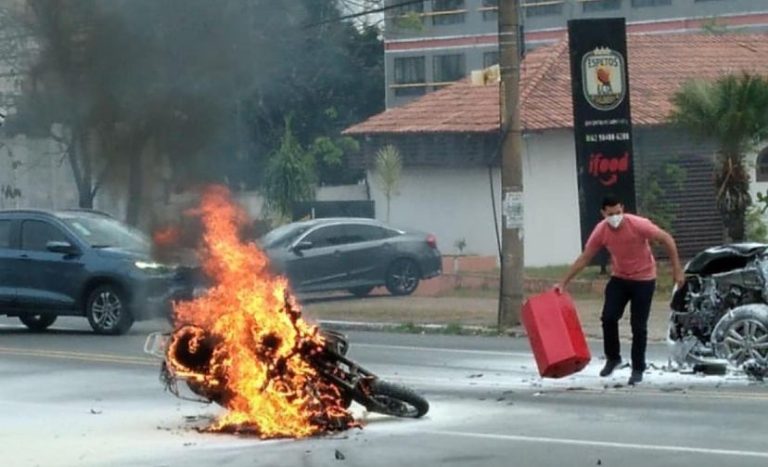 MOTO EXPLODE EM COLISÃO COM VEÍCULO EM RUA MOVIMENTADA DE GOIÂNIA, CAPITAL DE GOIÁS