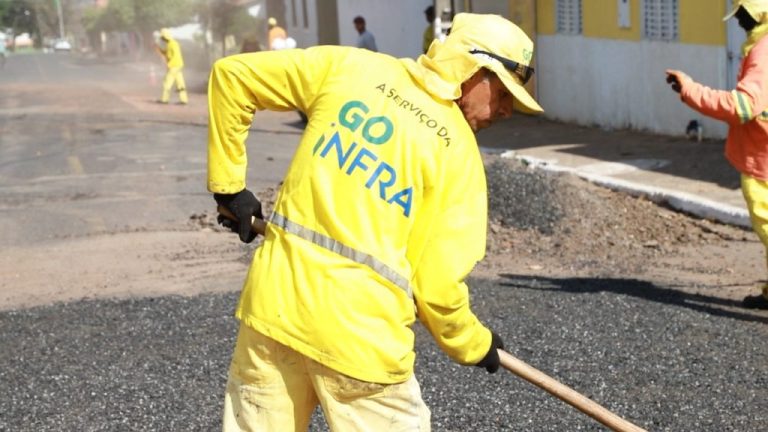 CAIADO ASSINA  ORDEM DE SERVIÇO E LANÇA RECAPEAMENTO ASFÁLTICO DE RUAS DE GOIANDIRA NESTA TERÇA-FEIRA (14)