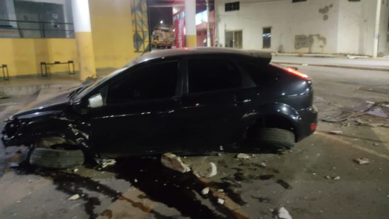 CONDUTOR EMBRIAGADO PERDE O CONTROLE  E INVADE SUBESTAÇÃO RODOVIÁRIA DO BAIRRO SÃO JOÃO