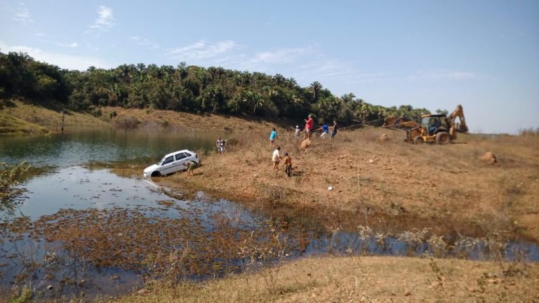CARRO VAI PARAR DENTRO DO LAGO DE TRÊS RANCHOS, E BOMBEIROS AJUDAM NA RETIRADA