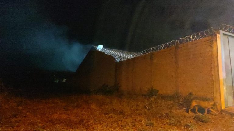 FAMÍLIA QUE TEVE QUARTO DE CASA QUEIMADA POR VELA, EM CATALÃO, GANHARÁ GELADEIRA E LÂMPADAS DA ENEL; EQUIPES FARÃO AVALIAÇÃO NO IMÓVEL PARA RELIGAÇÃO DA ENERGIA