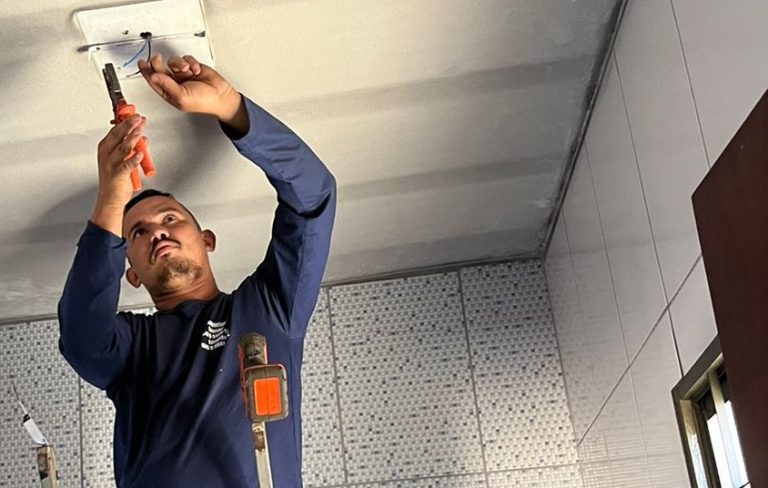 TÉCNICO ELETRICISTA DISPONIBILIZADO PELA ENEL, FAZ REPAROS EM INSTALAÇÕES DA CASA QUE PEGOU FOGO PARA ENERGIA SER RELIGADA