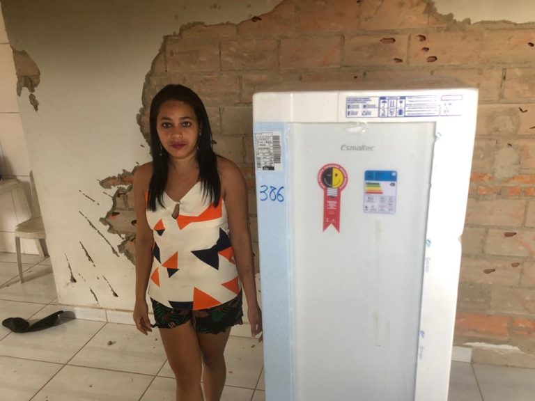 FAMÍLIA QUE TEVE CASA INCENDIADA POR USO DE VELA, EM CATALÃO, RECEBEU GELADEIRA NOVA DA ENEL; LUTA AGORA É PARA CONSEGUIR DINHEIRO DOS ALUGUEIS ATRASADOS E REFORMAR IMÓVEL