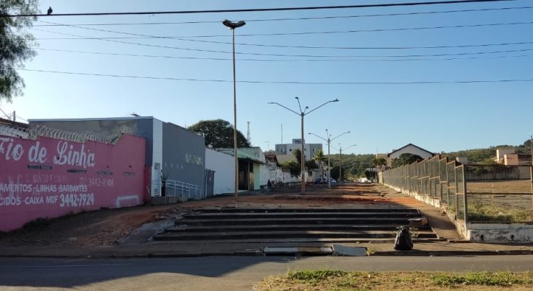 RUA DO LAZER AO LADO DA IGREJA NOVA MATRIZ É DEMOLIDA PARA SER TRANSFORMADA EM VIA COM TRÁFEGO DE VEÍCULOS