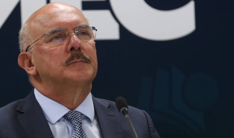 EX-MINISTRO MILTON RIBEIRO É PRESO EM OPERAÇÃO QUE INVESTIGA TRÁFICO DE INFLUÊNCIA NO MEC