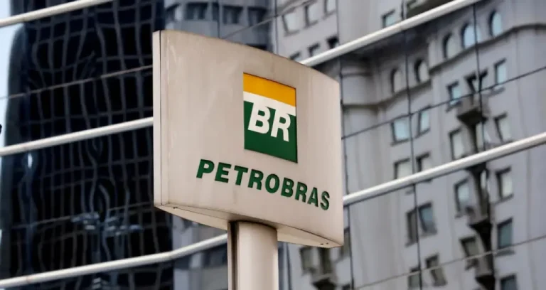 PRESIDENTE DA PETROBRAS PEDE DEMISSÃO E INTERINO É ANUNCIADO HORAS DEPOIS