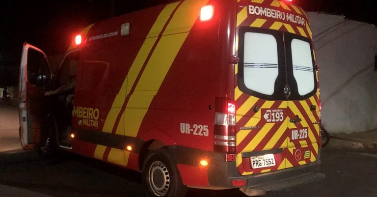 ONDA DE VIOLÊNCIA: JOVEM É BALEADO NO ROSTO E NAS COSTAS E AUTOR FOGE NA MOTO DA VÍTIMA; TIROS FORAM DISPARADOS NO PORTÃO DE UMA CASA NO BAIRRO FLAMBOYANT