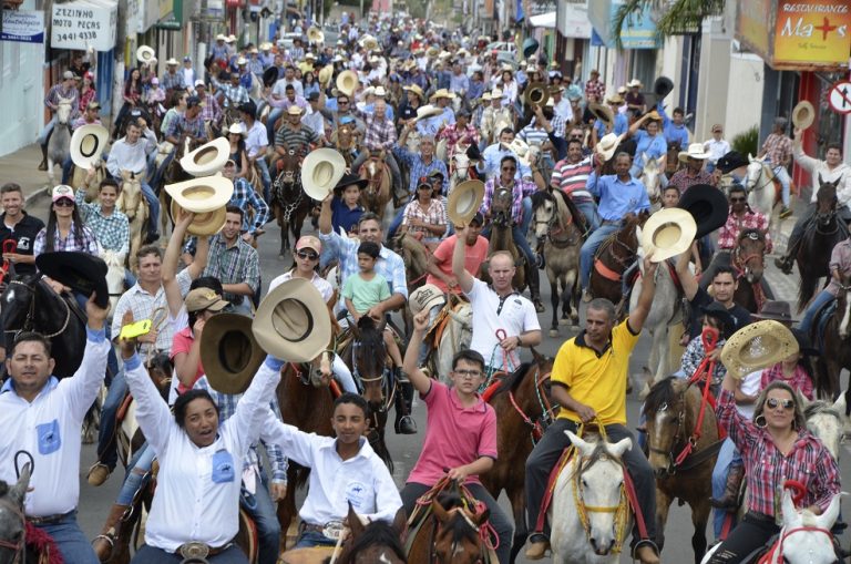 CAVALGADA DA PECUÁRIA: DESFILE DE COMITIVAS ABRIRÁ A EXPO CATALÃO 2022