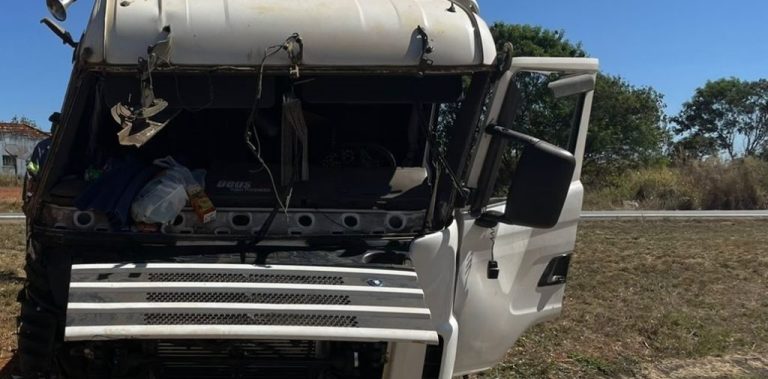 GOIÁS: CRIANÇA DE SETE ANOS MORRE APÓS CAMINHÃO CAPOTAR