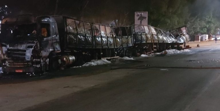 BOMBEIROS LEVARAM 3 HORAS PARA APAGAR INCÊNDIO EM CAMINHÃO COM GÁS DE COZINHA, EM NERÓPOLIS-GO; BOTIJÕES FORAM ARREMESSADOS A METROS DE DISTÂNCIA