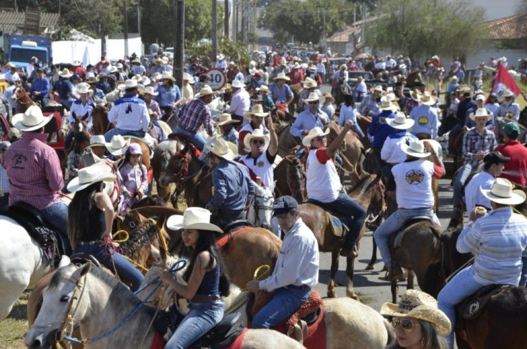 CAVALGADA DA PECUÁRIA: MAIS DE 700 CAVALEIROS SE INSCREVERAM PARA O 1º DESFILE E COMITIVAS QUE ACONTECE NESTE DOMINGO (10)