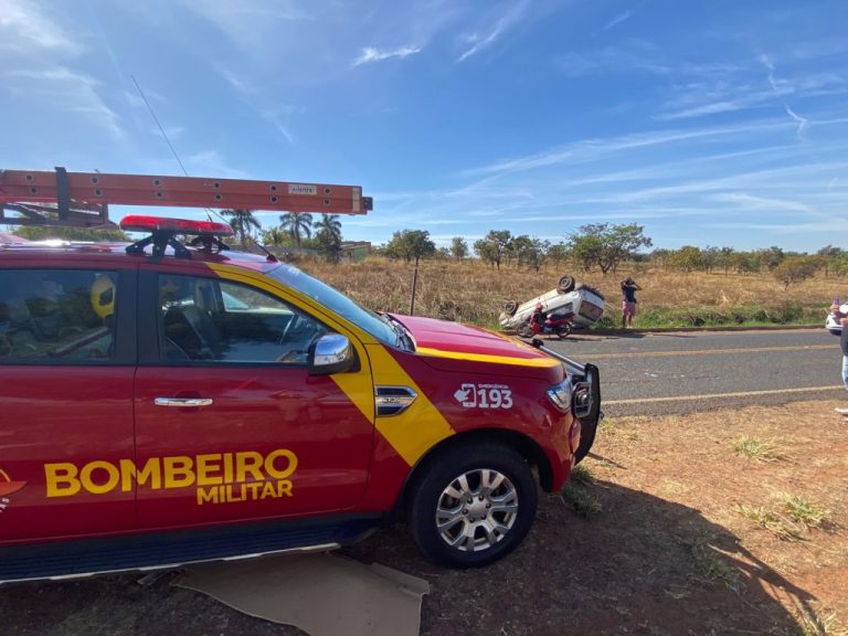 PNEU DE CARRO ESTOURA NA GO-330 ENTRE OUVIDOR E CATALÃO, MOTORISTA PERDE O CONTROLE, ATINGE MOTOCICLISTA E CAPOTA NA SEQUÊNCIA