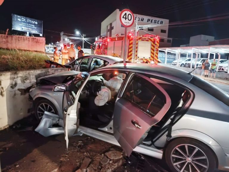 TRÂNSITO DE CATALÃO: CINCO PESSOAS FICARAM FERIDAS APÓS COLISÃO ENTRE DOIS VEÍCULOS EM CRUZAMENTO DA RUA CRISTIANO VICTOR