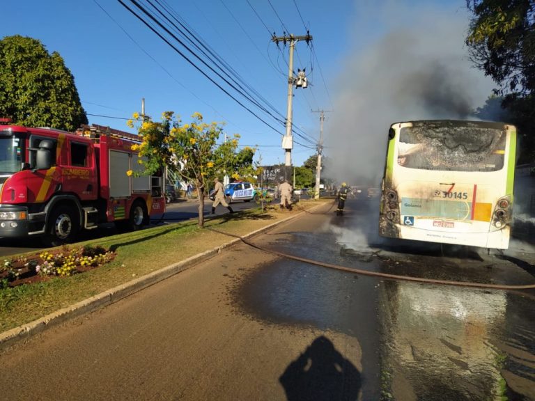 GOIÂNIA: ÔNIBUS DO TRANSPORTE COLETIVO PEGA FOGO APÓS APRESENTAR PROBLEMA NO MOTOR