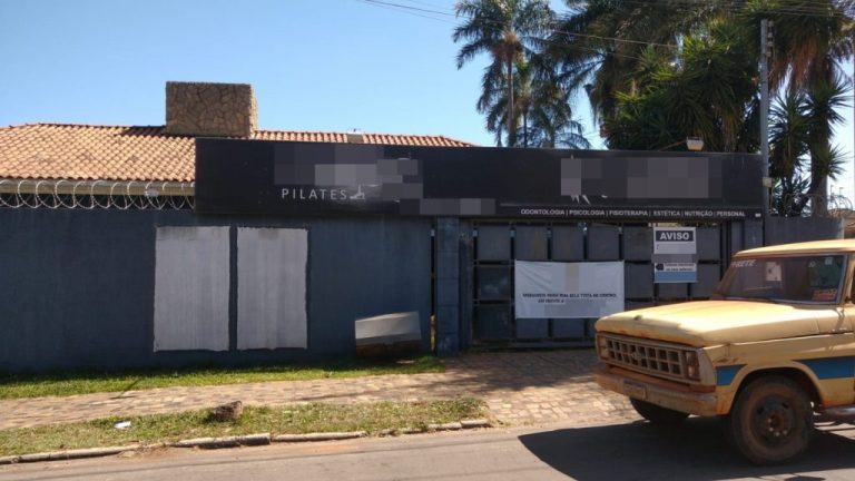 ALÔ AUTORIDADES: MORADORES DENUNCIAM CRIADOURO DE MOSQUITO DA DENGUE EM PISCINA DE CASA ONDE FUNCIONAVA UMA CLÍNICA, NO SANTA HELENA 2, EM CATALÃO