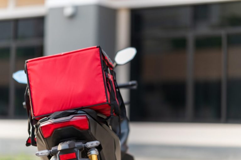 MOTO-ENTREGADO DE APP TEVE MOTO E CELULAR ROUBADOS AO FAZER ENTREGA DE SANDUÍCHE, EM CATALÃO