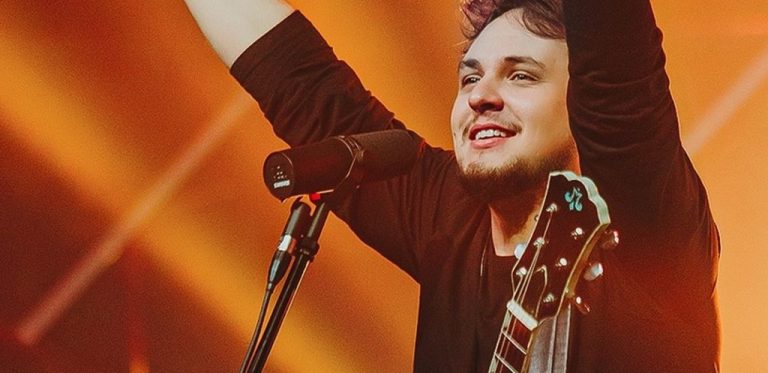 PARA OS EVANGÉLICOS : CANTOR GOSPEL THEO RUBIA FAZ SHOW EM CATALÃO EM EVENTO DE INAUGURAÇÃO DA PRAÇA DA FÉ