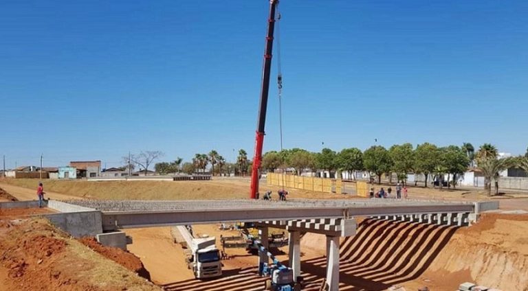 VIADUTOS JÁ ESTÃO SENDO INSTALADOS NA DUPLICAÇÃO DE TRECHO  DA GO-330, EM CATALÃO; PREVISÃO DE TÉRMINO DA OBRA É EM NOVEMBRO