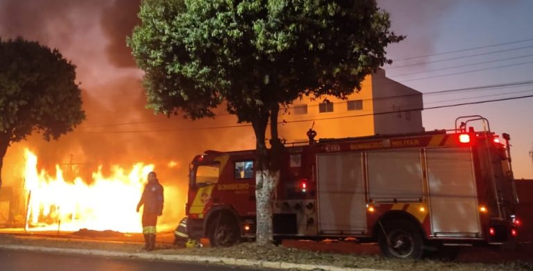 INCÊNDIO EM FERRAGISTA E REVENDEDORA DE EUCALIPTO TRADADO GERA PREJUÍZO DE MAIS DE R$ 100 MIL REAIS, EM CATALÃO