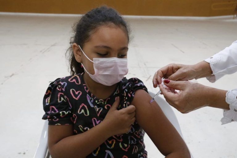 CRIANÇAS E ADOLESCENTES SEGUEM SENDO VACINADAS CONTRA COVID-19 NESTA QUINTA-FEIRA (18); VEJAM QUEM MAIS PODE SER IMUNIZADO