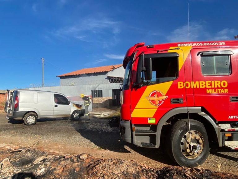 HOMEM COMBATE INCÊNDIO EM VEÍCULO COM MANGUEIRA DE JARDIM; BOMBEIROS FIZERAM O RESCALDO