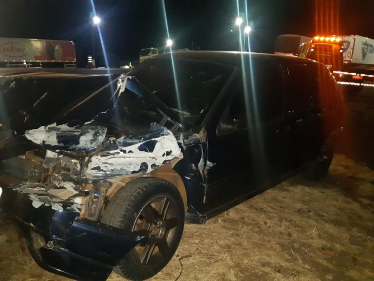 MOTORISTA PERDE O CONTROLE, BATE EM PROTEÇÃO DA BR-050, ABANDONA VEÍCULO E FOGE; DUAS MULHERES TIVERAM FERIMENTOS LEVES