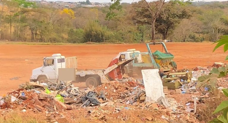 ISSO PODE? CAMINHÕES SÃO FLAGRADOS DESCARREGANDO ENTULHOS DE OBRAS EM TERRENO PRÓXIMO AO VIADUTO DA MINERADORA MOSAIC NA BR-050, EM CATALÃO