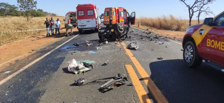 TRAGÉDIAS NAS ESTRADAS: SETE PESSOAS ENTRE ELASE DUAS CRIANÇAS, MORRERAM EM GRAVE ACIDENTE NA GO-217, EM PIRACANJUBA
