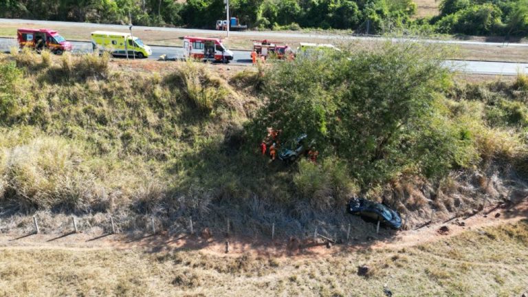 ACIDENTE ENVOLVENDO DOIS CARROS DE PASSEIOS DA MESMA FAMÍLIA E UMA CARRETA DEIXOU OITO PESSOAS FERIDAS; CARROS CAÍRAM EM RIBANCEIRA DE 10 METROS