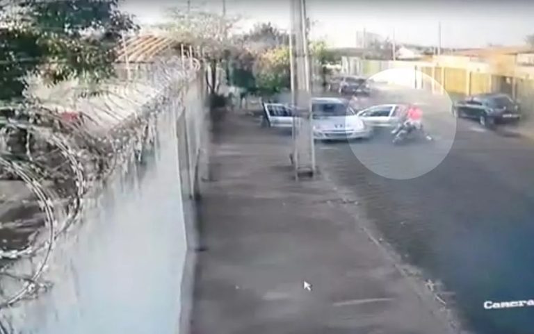 VÍDEO: MOTOCICLISTA BATE EM PORTA ABERTA DE VEÍCULO E FICA FERIDO, EM CATALÃO