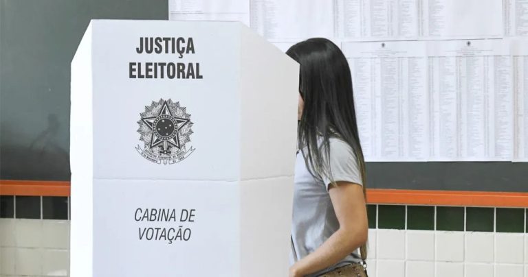 TSE VOLTA A PROIBIR CELULAR, MESMO DESLIGADO, NA CABINE DE VOTAÇÃO