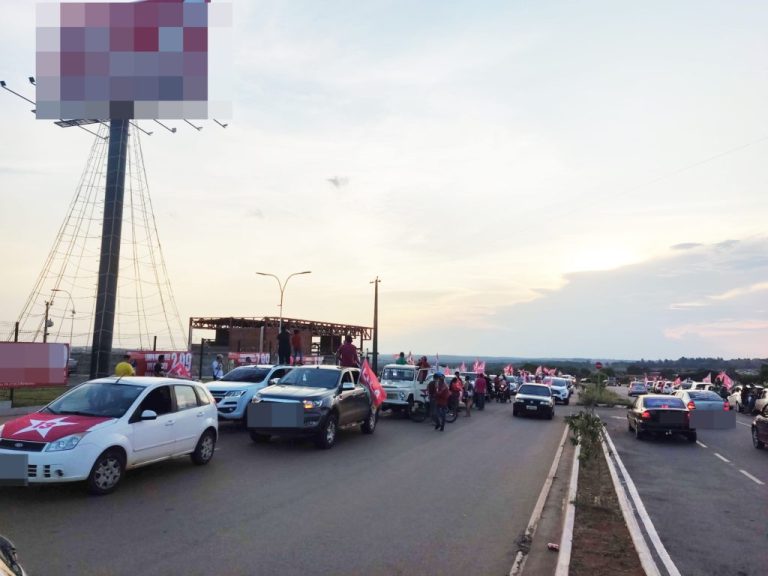 DIRIGENTES DO SIMECAT E DIREAÇÃO DO PT EM CATALÃO ORGANIZARAM CARREATA EM APOIO À LULA NESTA SEXTA-FEIRA (30)