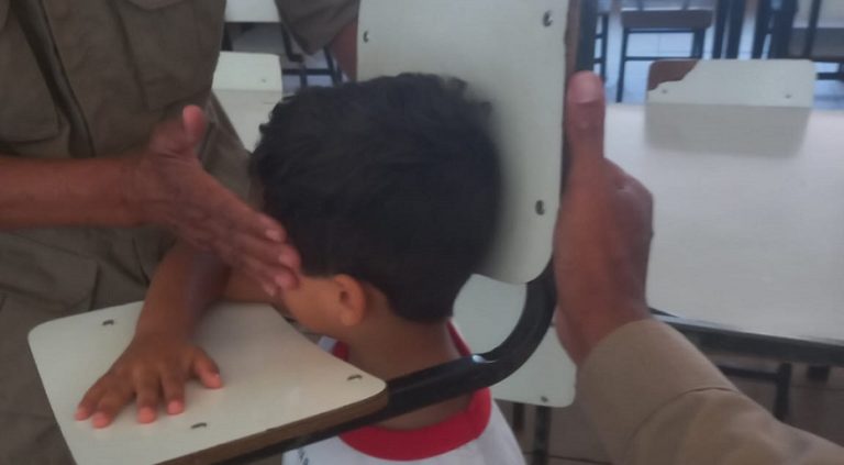 MENINO APRONTA CADA COISA: CRIANÇA DE 3 ANOS FICA COM CADEIRA PRESA NO PESCOÇO EM ESCOLA DE LUZIÂNIA; BOMBEIROS FIZERAM A REMOÇÃO