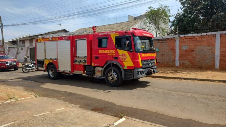 CASA PEGA FOGO E MORADOR USA MANGUEIRA DE JARDIM PARA APAGAR AS CHAMAS, EM CATALÃO; BOMBEIROS FORAM ACIONADOS