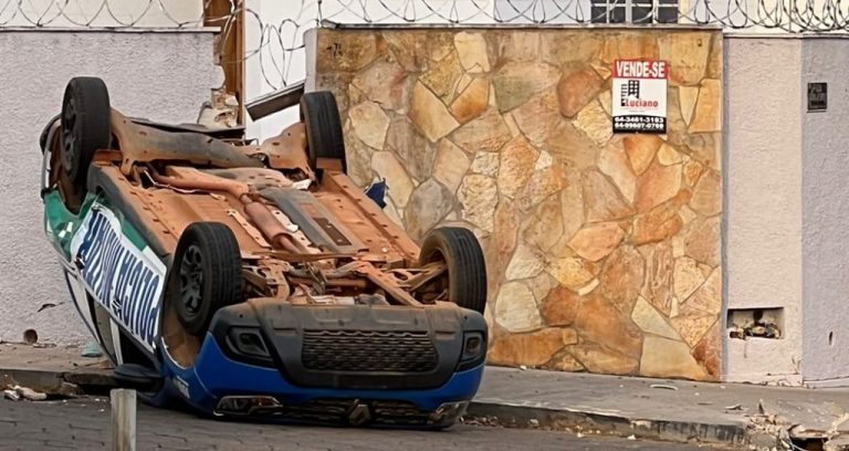 VIATURA DA POLÍCIA MILITAR AO SE ENVOLVER EM ACIDENTE NO CENTRO DE PIRES DO RIO