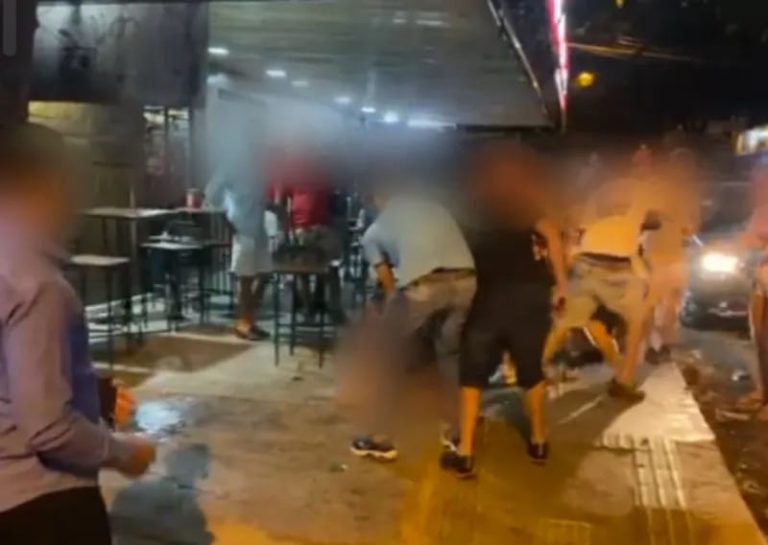 PELADO E EM APARENTE SURTO PSICÓTICO, HOMEM TENTOU AGREDIR COM FACA CLIENTES DE BAR, EM GOIÂNIA, ASSITA O VÍDEO