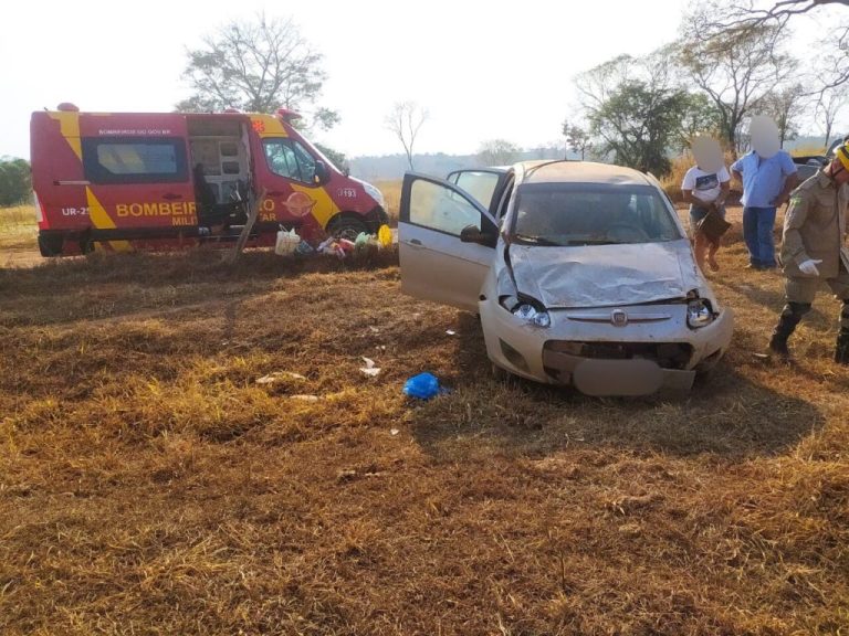 MULHER FICA FERIDA APÓS CAPOTAR VEÍCULO NA ESTRADA QUE LEVA A COMUNIDADE OLHOS D’ÁGUA, ZONA RURA DE CATALÃO