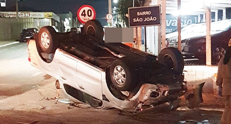 CAMINHONETE TOMBA APÓS COLISÃO EM CRUZAMENTO DA RUA CRISTIANO VICTOR COM A JOÃO RABELO DE MESQUITA, EM CATALÃO