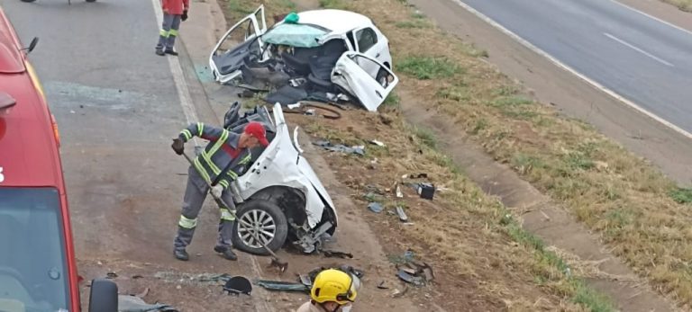 VEÍCULO PARTE AO MEIO EM ACIDENTE NA BR-153, EM GOIÂNIA, E QUATRO PESSOAS FICAM FERIDAS