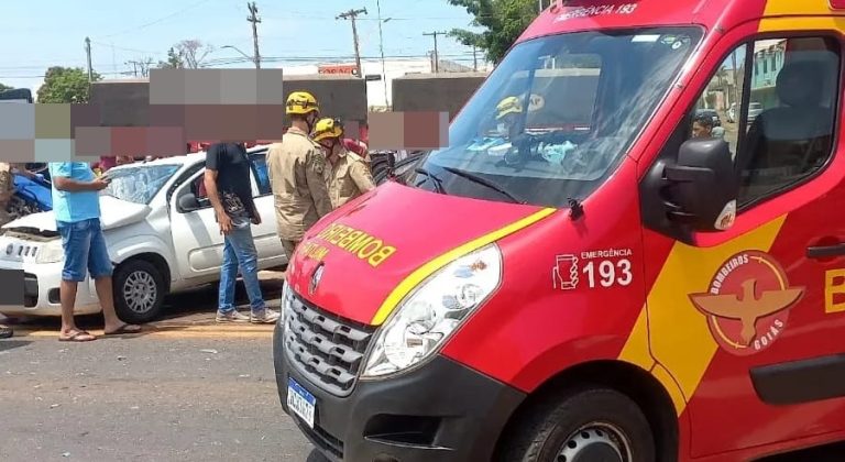 ACIDENTE ENVOLVENDO UMA CARRETA E DOIS CARROS DE PASSEIO NA BR-050, NO TREVO DE ACESSO AO BAIRRO PONTAL NORTE, DEIXOU AO MENOS UMA PESSOA FERIDA