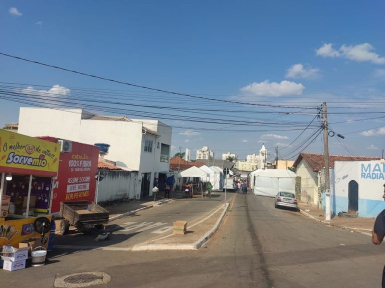 COMERCIANTES COMEÇARAM MONTAGEM DE BARRAQUINHAS NESTA SEXTA-FEIRA (30); NÚMERO DE BARRACAS ESTÁ ABAIXO DAS EXPECTATIVAS